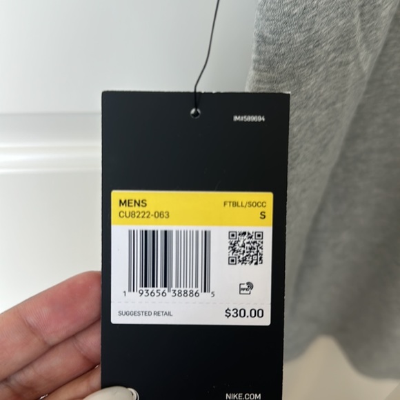 Nike tshirt NWT - Picture 3 of 5